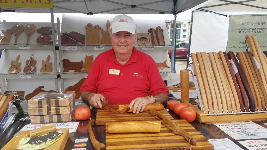Jerry demonstrating a Fiddle Bow Knife at a craft show